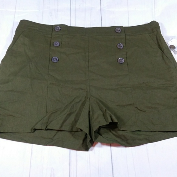 Attention Forest Green faux button shorts - Picture 3 of 6